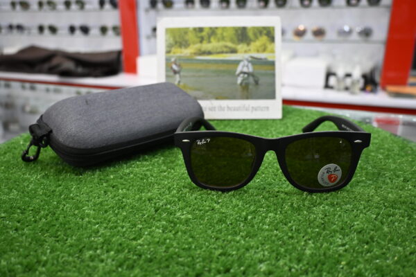Ray Ban Wayfarer Classic Polarized Sunglasses - Matte Frame - Italy Lot (Copy) (Copy)
